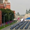 モスクワの赤の広場でロシアの五輪メダリストに贈られた合計129台のアウディ車