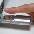 USB型指紋認証ユニット。単体でPCのロックとして使うこともできる