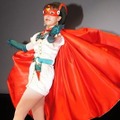 花島優子さん。マントをたなびかせる様子も昔のまま。