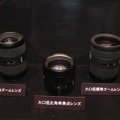 　ソニーブースのαシリーズ展示コーナーの一角には、α100の実機展示に加え、参考出品としてαシリーズのハイアマチュア向けモデルとフラッグシップモデルの2機種、および交換用レンズ8本が展示されている。