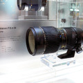 　レンズメーカーであるタムロンのブースでは、大盛況の撮影体験コーナーの横に、開発発表されたズームレンズ2本が参考出品されている。
