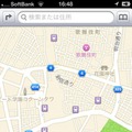 iOS6のマップ。鉄道の駅と線路はかなり拡大しないと表示されない。地下鉄の存在はほぼ無視されている。地下鉄の駅のアイコンは出入り口を示していないどころか、駅の位置としても誤りが多い。