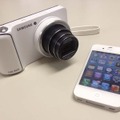 GALAXY Camera外観。サイズの参考に手前にiPhone5を置いた。