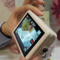 【CP+ 2013】キヤノン、ユニークなコンパクトデザイン「PowerShot N」を出展