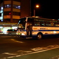 橘通三丁目交差点付近を走る宮崎交通の観光バス（2013年2月）
