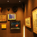 「ここはパワースポットなんだ」壁に飾られた柴田錬三郎の書(右端)、今東光の書(右から2番目)、横尾忠則の絵(真ん中、下)などが強運を呼ぶ。