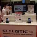 【MWC 2013】富士通、海外向けらくらくスマートフォン「STYLISTIC」を初披露