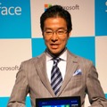 3月15日発売の新型タブレット「Surface RT」を手にする、日本マイクロソフトの樋口泰行社長