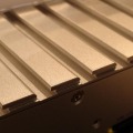 筐体自体が巨大なヒートシンクとなっており、放熱性能を確保している。