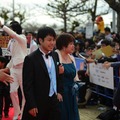 第5回沖縄国際映画祭でノンスタイルが女性をエスコート