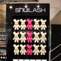 アイラッシュをつけた香港生まれのクマのアートトイ「Qee Bear」が並ぶ「shu LASH」