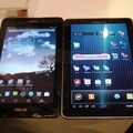 GALAXY Tab 7.7 Plus(右)と比べると幅が小さく、片手でも持ちやすい