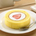 プレミアムロールケーキ（いちごのせ）150円