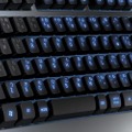 　ロジクールは12日、ゲームステータスを表示できるLCDパネルを備えた日本語版ゲーミングキーボード「G15 Gaming Keyboard」を発表。型番は「G-15J」で、6月29日発売。同社直販サイトでの販売価格は12,800円。