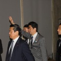 手を振りながら会場に入る安倍首相