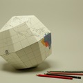 「geografia」の地球儀。のりやはさみを使わず誰でも簡単に作れるのが特徴