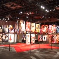 蜷川実花の写真展「LUCKY STAR NINAGAWA MEN&amp;WOMEN」星型に展示作品が並ぶ