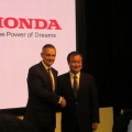 握手するマクラーレンのウィットマーシュCEOとホンダ伊東社長。
