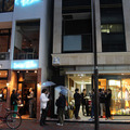 左の飲食店からドリンクがデリバリーされる