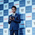 妻夫木さんはミラーレスカメラ「EOS M」でもコミュニケーションパートナーを務めた。