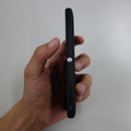 側面。独特の電源ボタンは押しやすさも抜群