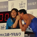 スギちゃん暴走！吉田沙保里選手にキス＆頬ずり……「明治スポーツミルク」イベント