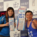 スギちゃん暴走！吉田沙保里選手にキス＆頬ずり……「明治スポーツミルク」イベント