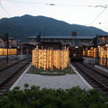 駅東口から駅舎への風景。夕暮れの車窓は幻想的