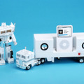 TRANSFORMERS MUSIC LABEL CONVOY playing iPod speaker（iPodは別売）