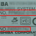 PC本体の底面にあるラベルで型番・製造番号を確認できる