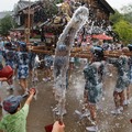 神輿の担ぎ手に水をかけて涼をとる”水掛神輿”に参加した黎くん