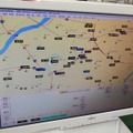 オペレータが操作する配車システム。画面の地図上には、市内の自社タクシーの居場所や状態（空車なのか、実車中なのかなど）や、走行の向きなどが一覧できる。