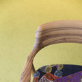 大量生産の製造過程ではじかれるような、木目の特徴的な部材や端材を敢えて使うことで、「使い手だけの唯一無二の個性的な表情を持つ椅子」としての価値を新たに捉え直したオリジナルチェア。