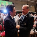 IOC総会でトルコのレセプ・タイイプ・エルドガン首相（向かって右）と握手する日本の安倍首相　(C) Getty Images