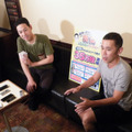 番組でおなじみの「珈琲園ぶらじる」で取材に応じる東野と岡村