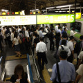 帰宅ラッシュ時の新宿駅