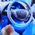 自動運転中の運転席の模様。自動運転がスタートするとハンドルが青白く光る