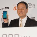 800MHzプラチナバンド対応スマホをアピールするKDDI田中孝司社長