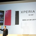 Xperia Z1f SO-02Fを紹介する加藤社長