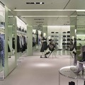 プラダ銀座店2階は、ウィメンズコレクション、シューズ、アクセサリーが並ぶ