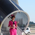 篠田麻里子がCAに（10月27日、成田空港）