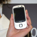 HTC製のHT1100。やや丸みを帯びたフォルムと、タッチパネルを親指1本で操作できる「TouchFLO」が特徴だ