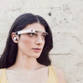 メガネ併用が可能になった「Google Glass」改良版。右耳にモノラルイヤホンも装着