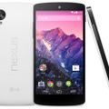 Android 4.4を搭載したスマートフォン「Nexus 5 EM01L」。ホワイトモデルとブラックモデルを用意