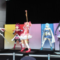 カフェには等身大魔法少女をでディスプレイ