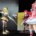 カフェには等身大魔法少女をでディスプレイ