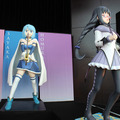 カフェには等身大魔法少女をでディスプレイ