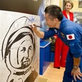 バイコヌール宇宙基地内の博物館を訪れ、サインを残す若田宇宙飛行士（11月3日）　(c) JAXA/GCTC