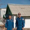 ユーリ・ガガーリン宇宙飛行士が打上げ前日に宿泊したコテージの前で記念撮影をする若田、マストラキオ両宇宙飛行士（11月3日）　(c) JAXA/NASA/Victor Zelentsov