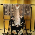 三越の秘蔵コレクションの歌舞伎衣装、六世尾上菊五郎（〜1946)が演じた助六・揚巻の衣装。黒繻子地正月飾模様縫打ち掛け